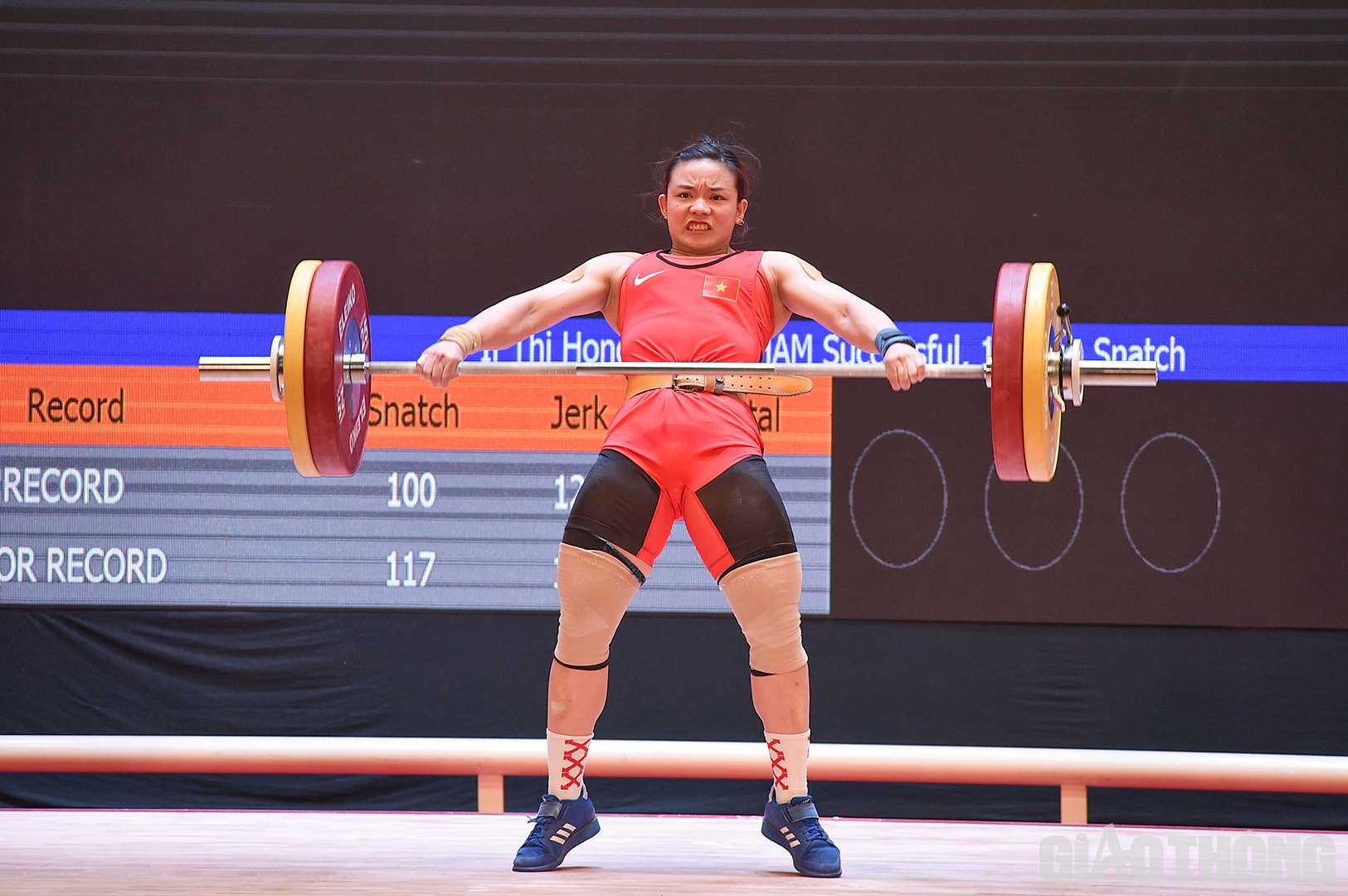 Ở lần cử giật đầu tiên, Hồng Thanh đã thành công ở mức 98 kg - ngang bằng với kỷ lục SEA Games.
