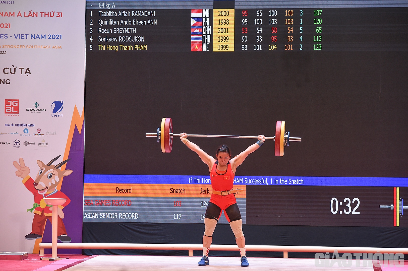 Sau đó, Hồng Thanh lại phá kỷ lục mới có trước đó 1 phút bằng mức cử giật 101kg, trước khi nhìn VĐV Elreen Ann lên mức 103kg. VĐV chủ nhà khép lại màn rượt đuổi bằng lượt cử giật cuối 104kg  thành công.