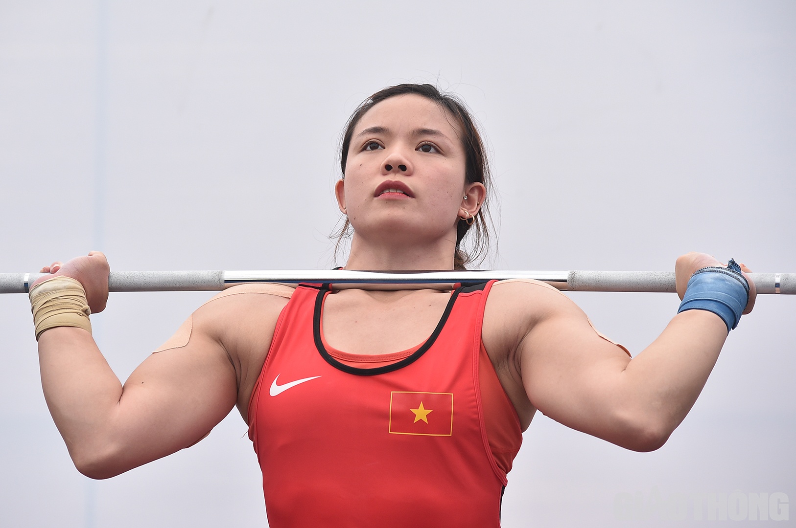 Hồng Thanh tranh thủ tập dượt lại động tác cơ bản trước khi bước vào nội dung cử đẩy.