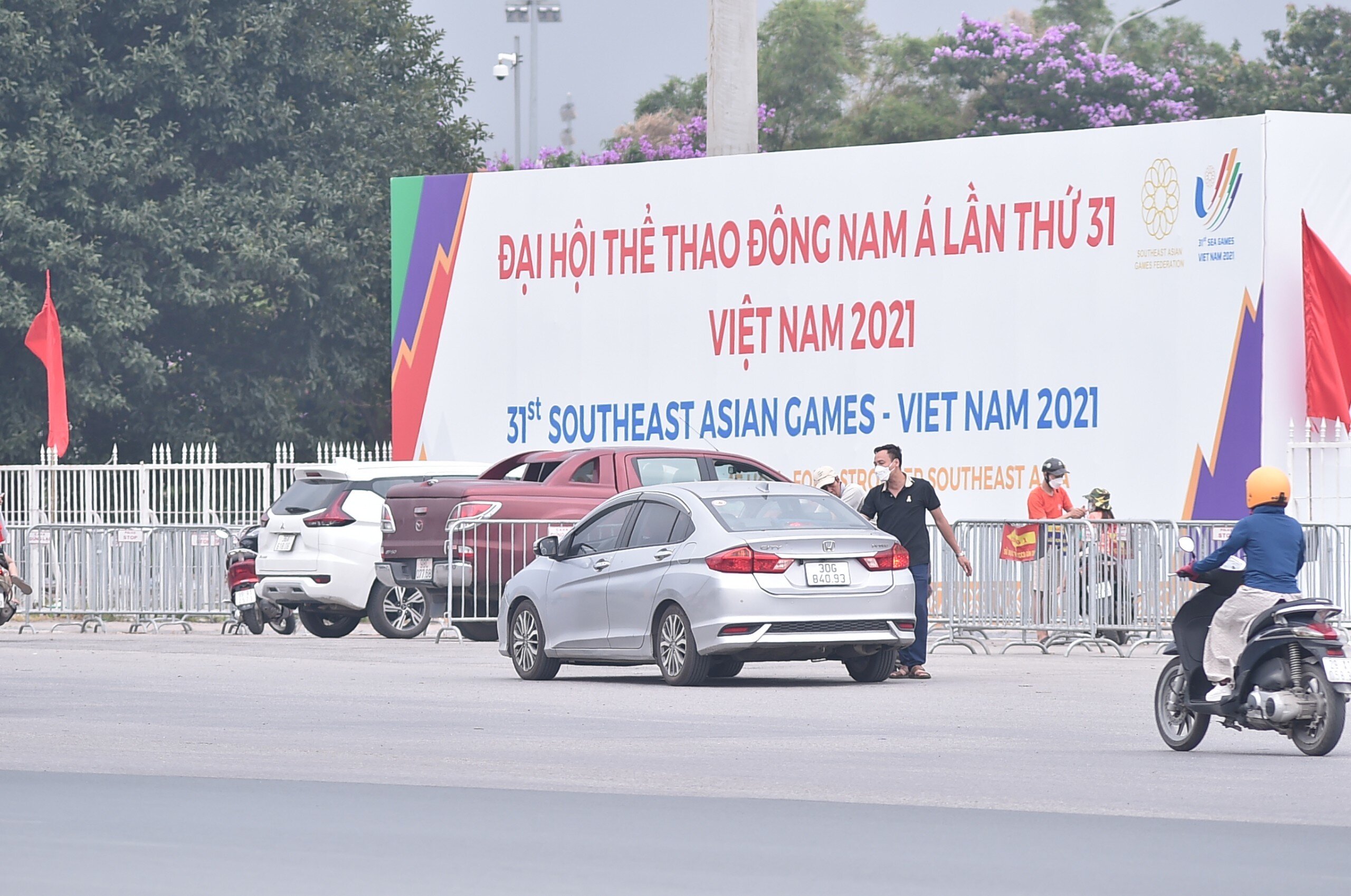 Thi thoảng có chiếc ô tô đỗ lại gần, phe vé liền chào mời.