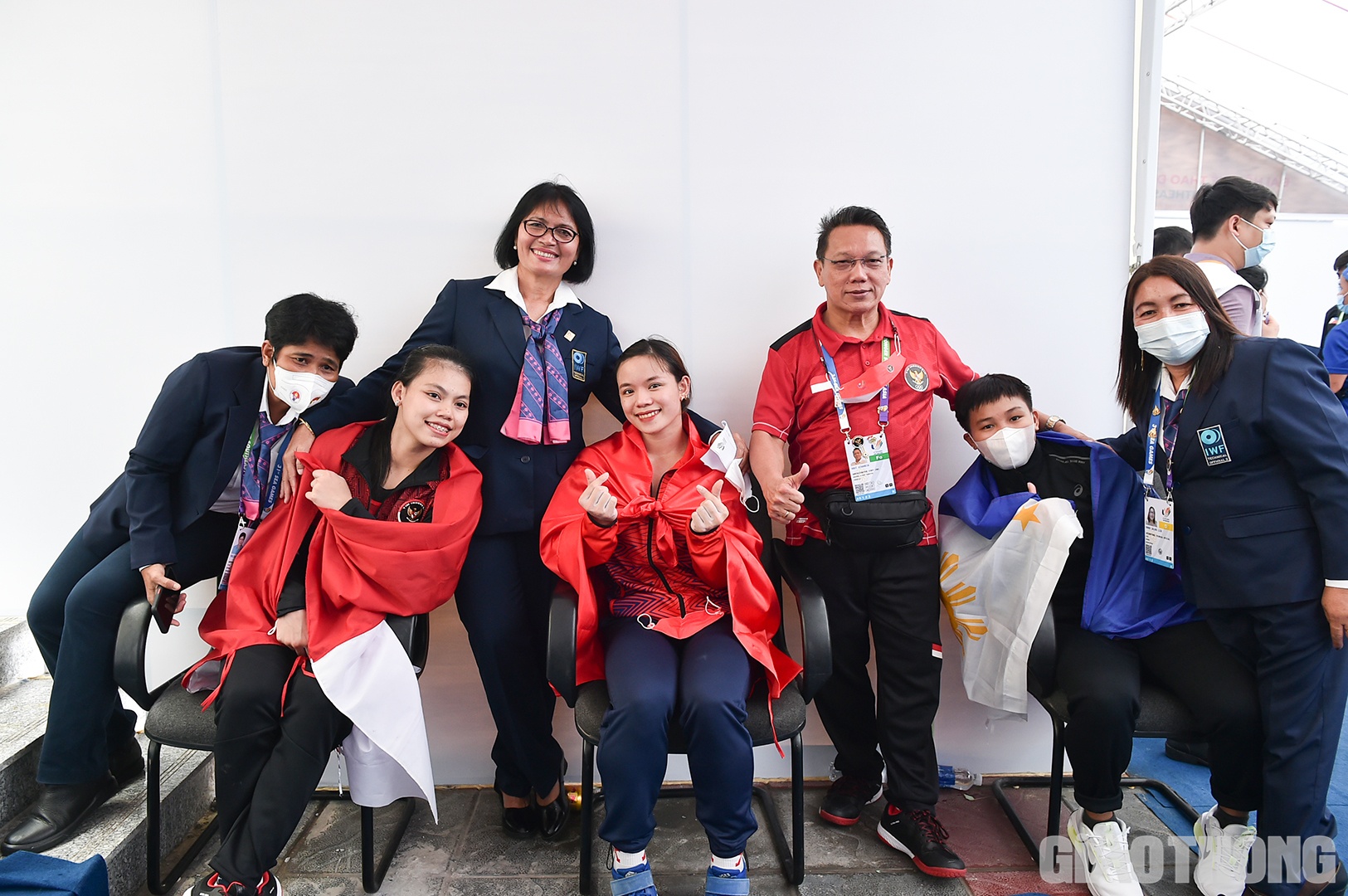 Các VĐV đoạt huy chương chụp ảnh lưu niệm cùng đại diện liên đoàn cử tạ thế giới.