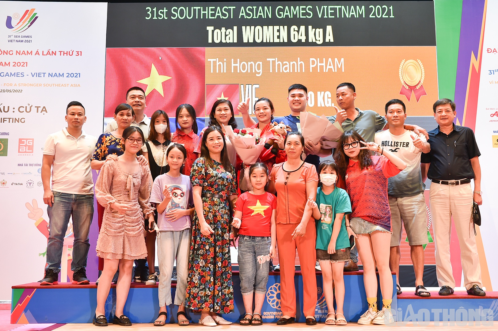 Nhà vô địch SEA Games 31 chia vui cùng người thân trong gia đình.
