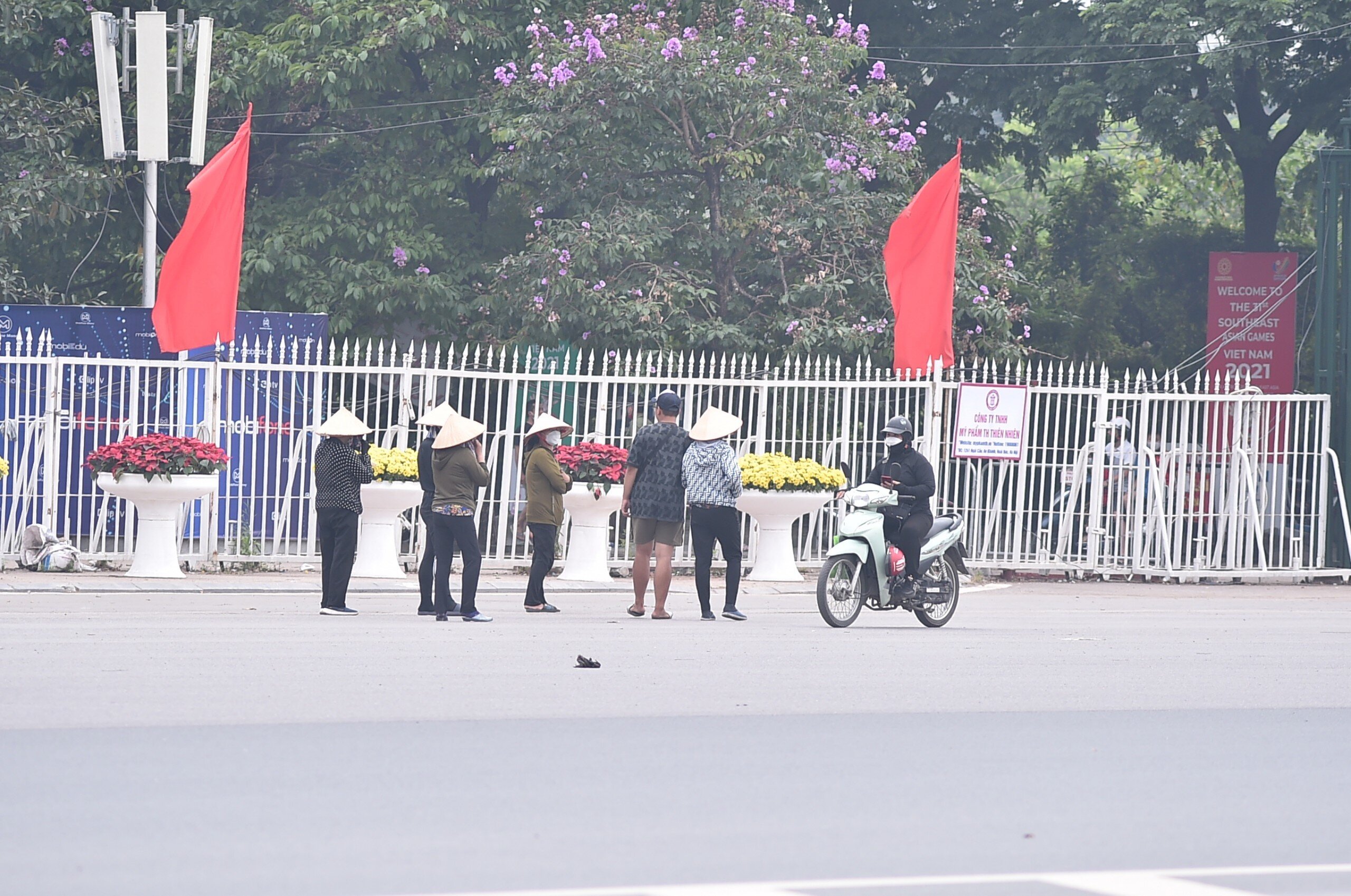 Một nhóm khác tập trung lại đề trò chuyện. Khung cảnh này hoàn toàn trái ngược với không khí sôi động ở những "chợ vé" online.