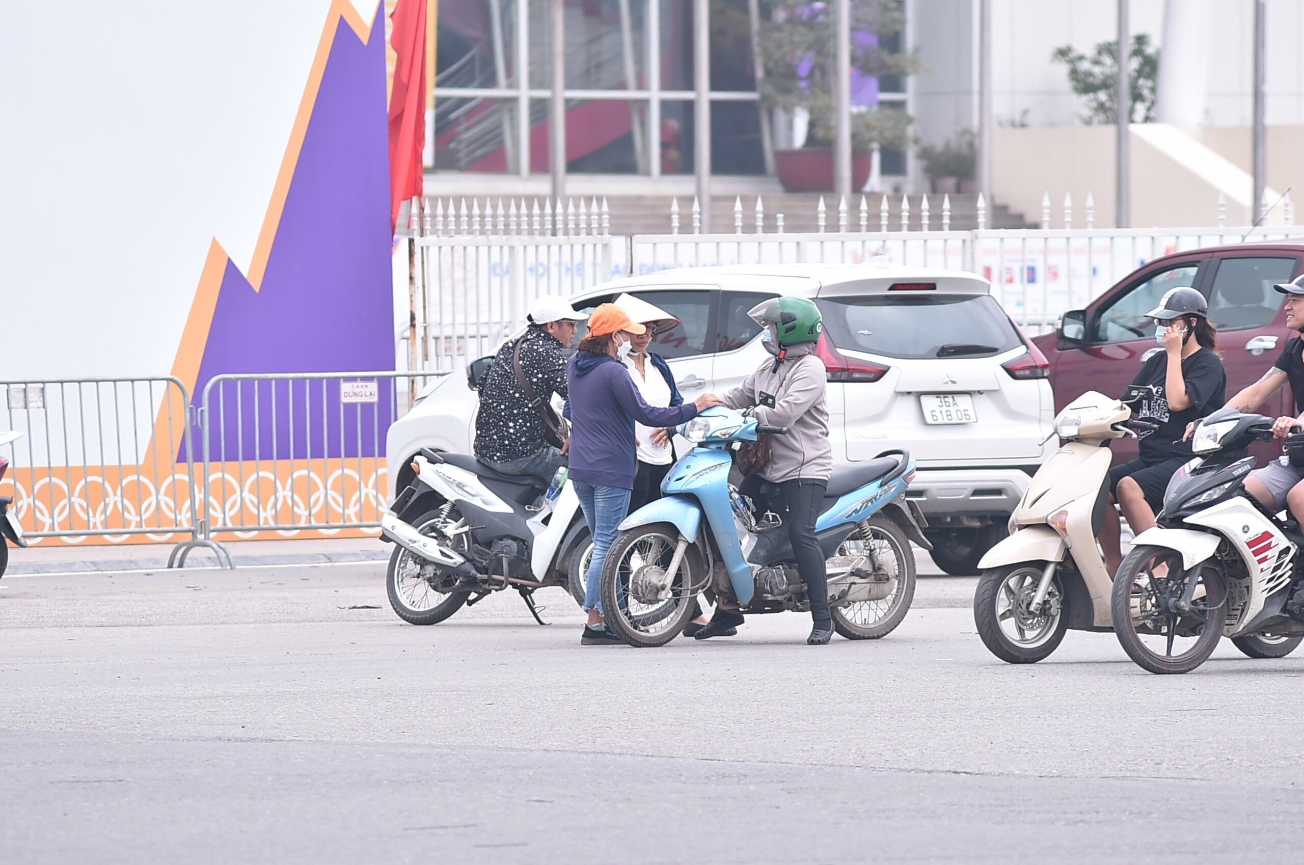 Khung cảnh này trái ngược với những lần đội tuyển Việt Nam hay U23 Việt Nam thi đấu trên sân nhà trước đây.