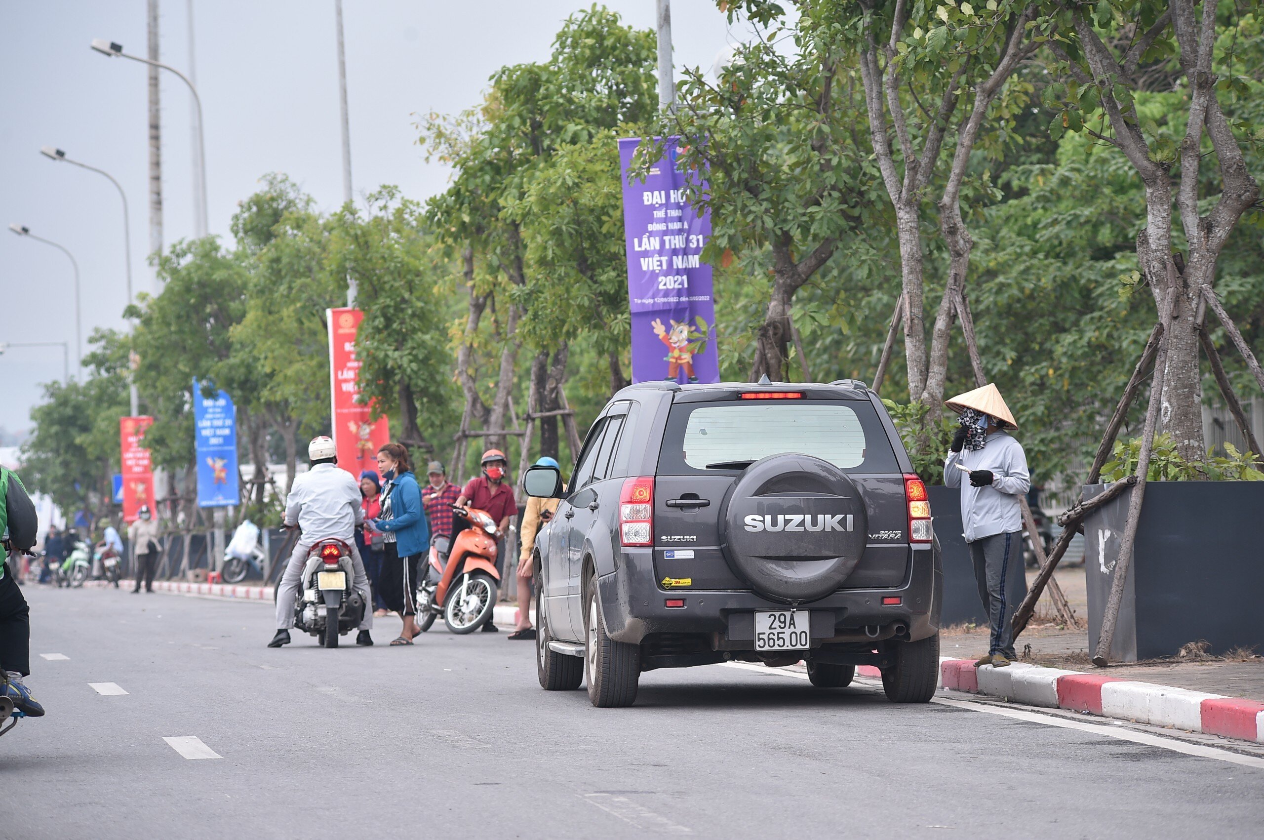 Theo kinh nghiệm của một phe vé lâu năm, thường những người đi ô tô sẽ "chốt đơn" nhanh hơn.