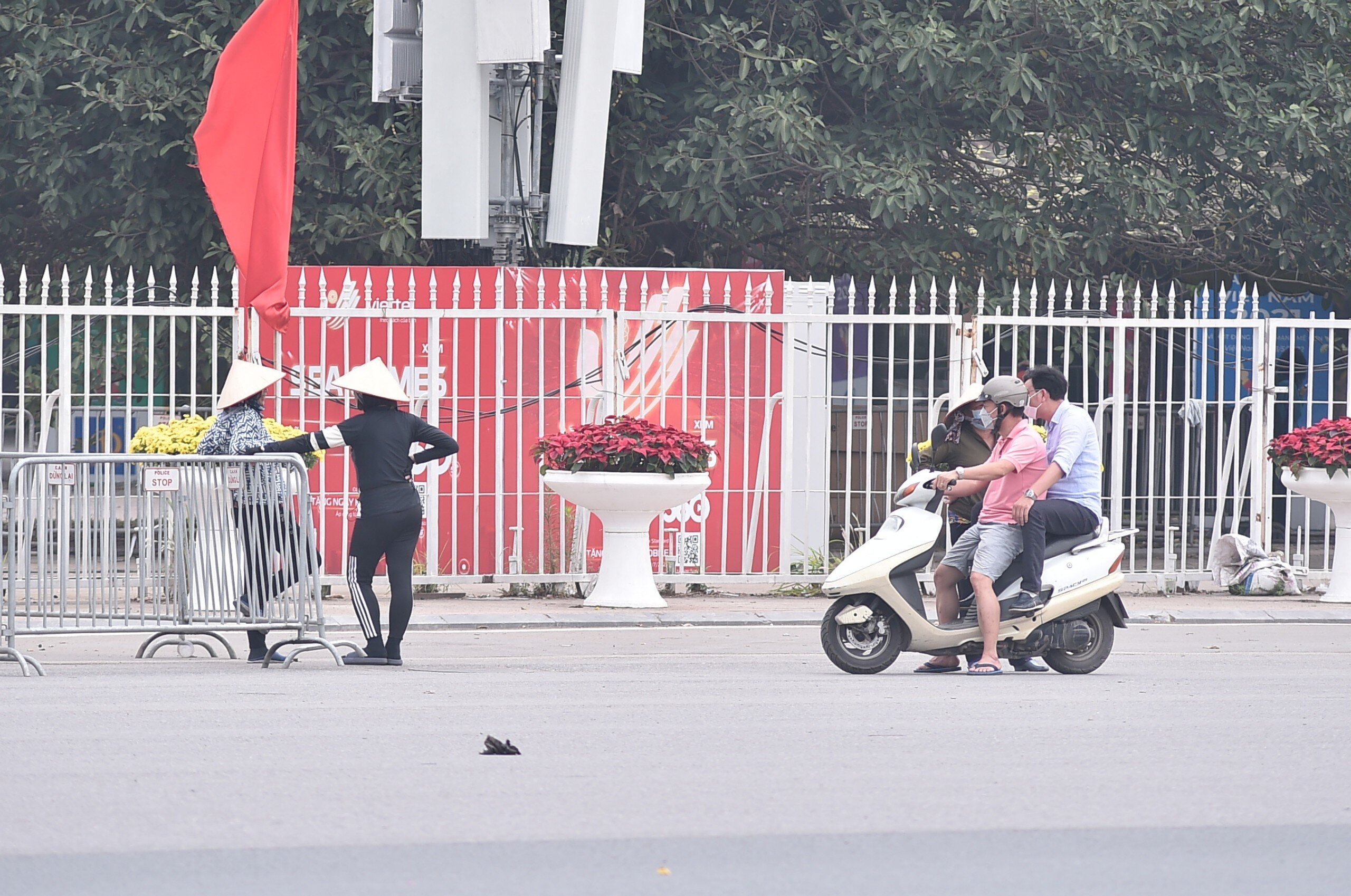 Chiều 21/5, một ngày trước trận chung kết bóng đá nam SEA Games 31, trước cửa SVĐ Mỹ Đình, khung cảnh khá đìu hiu. Cả dân phe vé và người mua đều thưa thớt.