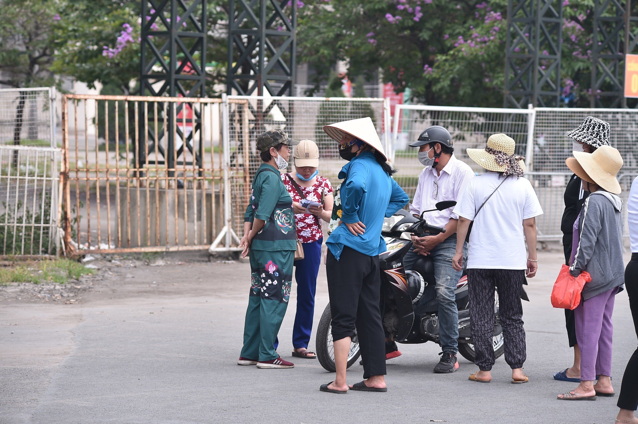 Một người dừng xe mua vé, có tới 6 phe vé "chăm sóc". Theo một phe vé có mặt tại đây, họ kiên quyết không giảm giá bởi ngày mai dự kiến vé còn sốt hơn.