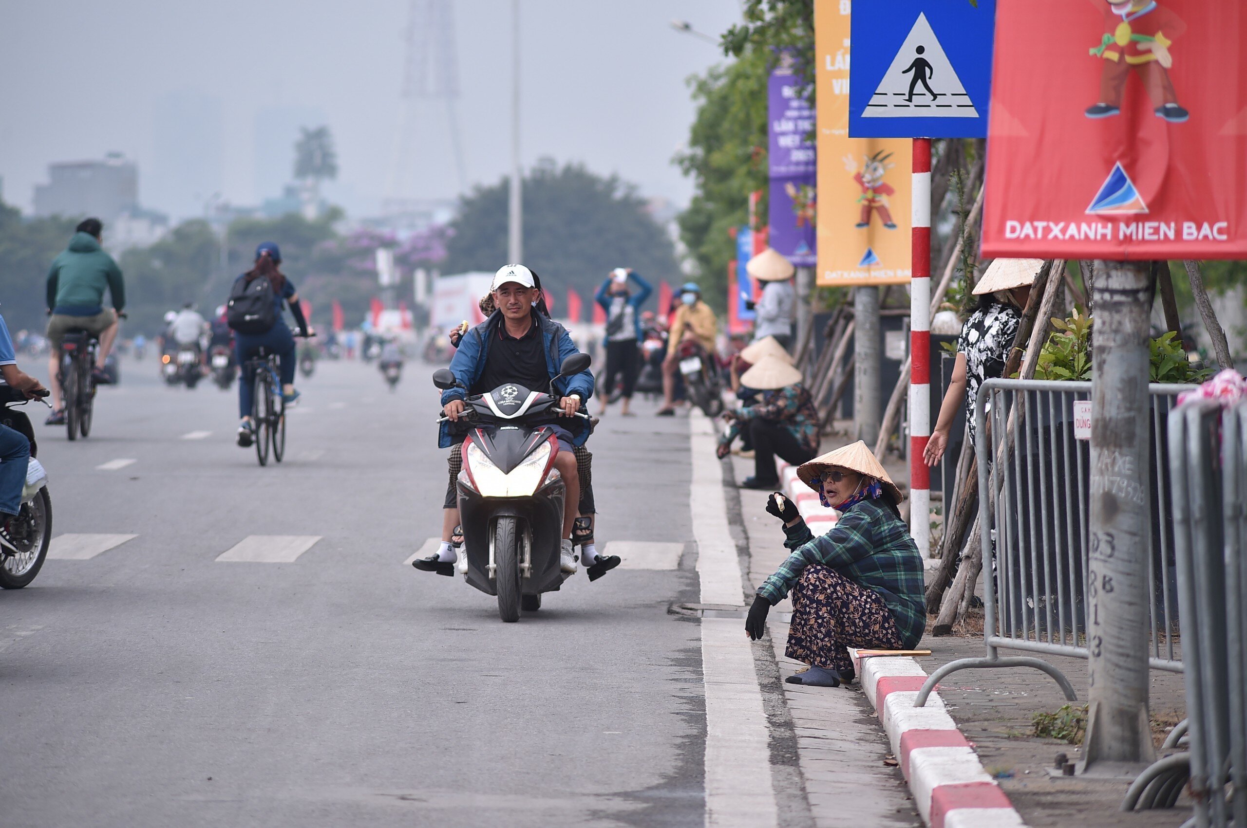 Việc có ít người mua khiến cánh phe vé không tránh khỏi chán nản.