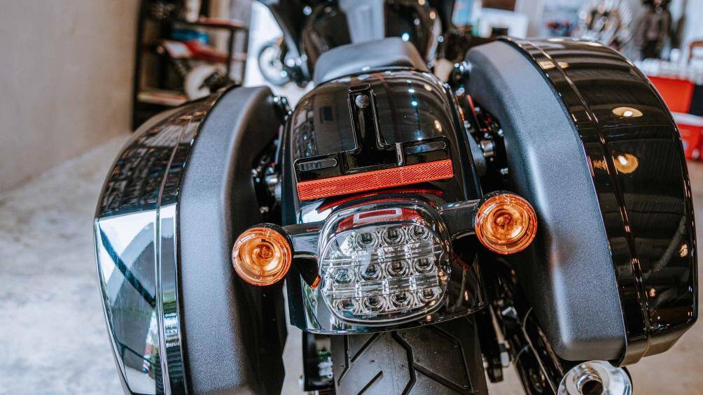 Các trang bị tiện nghi trên xe hướng đến các phượt thủ như tư thế lái thoải mái, túi yên 2 bên dung tích lớn 53.8 lít