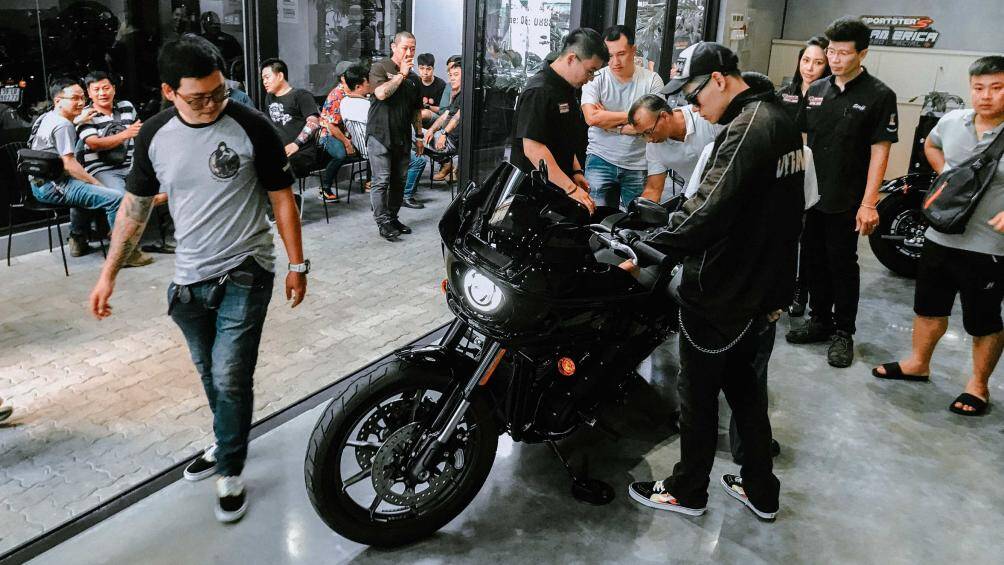 Giá bán chính thức của Low Rider ST là 759 triệu đồng cho phiên bản màu Vivid Black và 769 triệu đồng cho phiên bản màu Gunship Gray