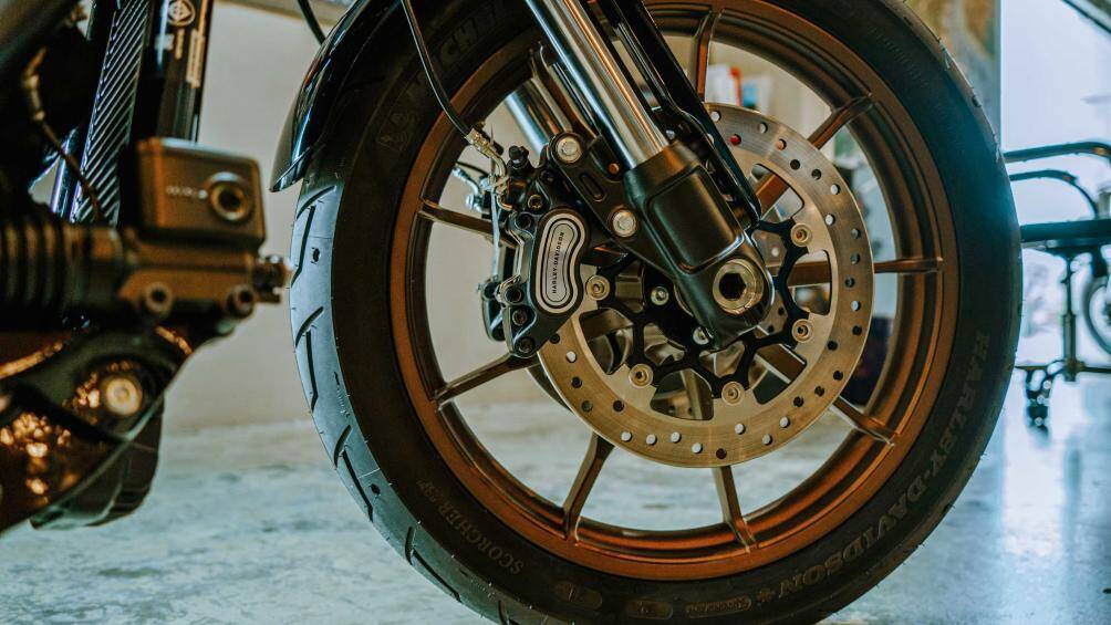 Bánh trước phanh đĩa kép 300mm và hệ thống chống bó cứng phanh tiêu chuẩn ABS