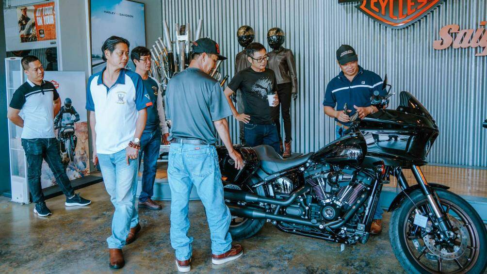 Bộ vành nhôm đúc Radiate màu Matte Dark Bronze (màu đồng mờ) kích thước 19 inch phía trước và phía sau là 16 inch, cùng cặp lốp cao cấp Michelin Scorcher 31