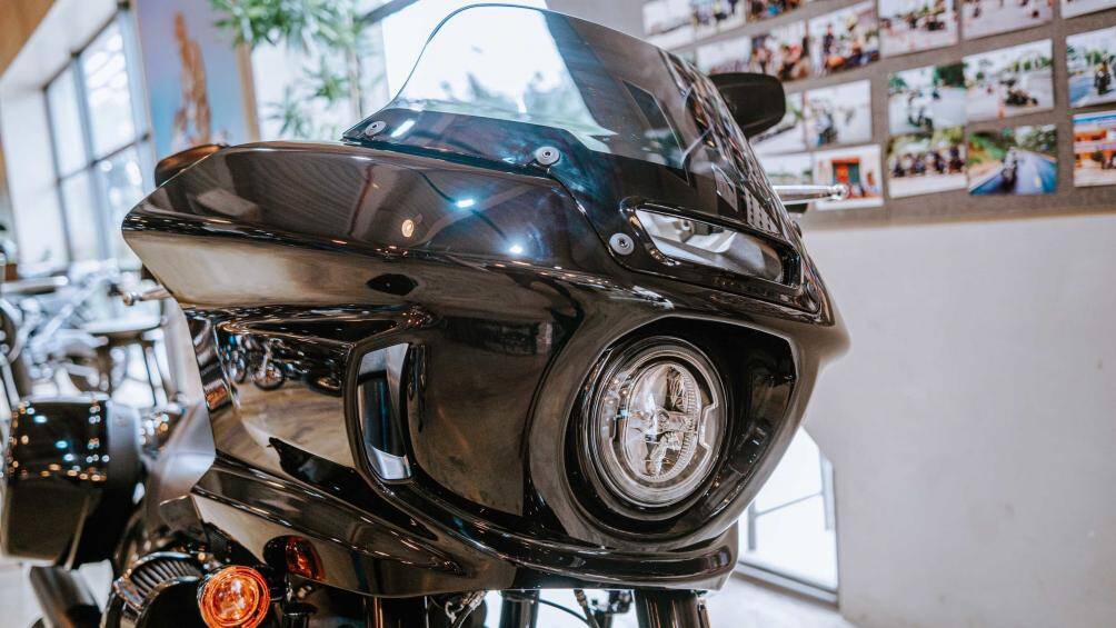 Yếm chắn gió cứng cáp gắn vào khung xe và được trang bị thêm hệ thống âm thanh Rockford Fosgate