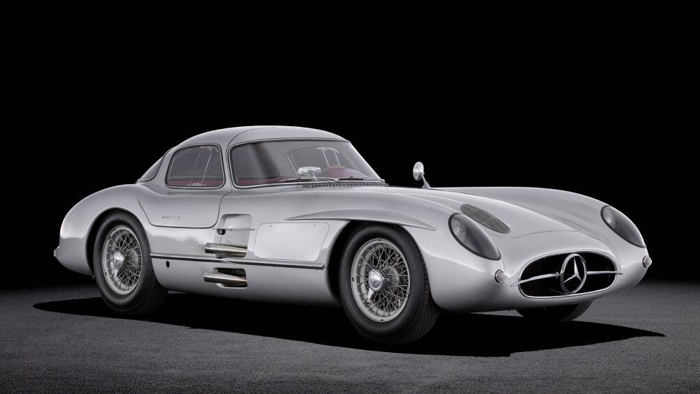 SLR Uhlenhaut Coupe được phát triển dựa trên mẫu xe đua SLR mui trần nổi tiếng của Mercedes với khối động cơ 8 xi-lanh 300 mã lực