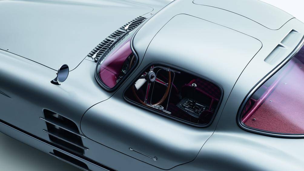 Do đó, dự án đưa mẫu xe đua 300 SLR lên đường phố đã bị đóng băng. Vì vậy Mercedes-Benz cũng chỉ sản xuất đúng 2 chiếc 300 SLR nguyên mẫu