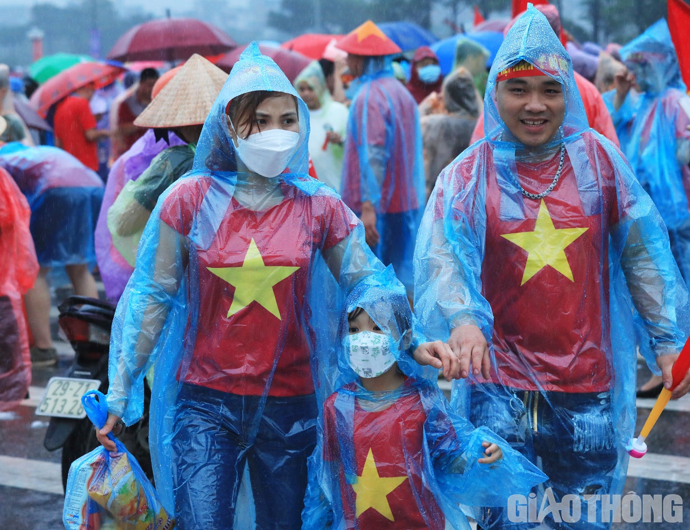 Cùng gia đình đến sân từ sớm, anh Nguyễn Đình Ngọc (Thanh Oai, Hà Nội) chia sẻ: "Chúng tôi đã chuẩn bị đầy đủ mọi thứ để cổ vũ cho các cầu thủ. Dù thời tiết không ủng hộ nhưng vẫn không thể cản được niềm đam mê bóng đá của chúng tôi. Hy vọng Việt Nam sẽ giành chiến thắng trước Thái Lan với tỷ số 1-0".
