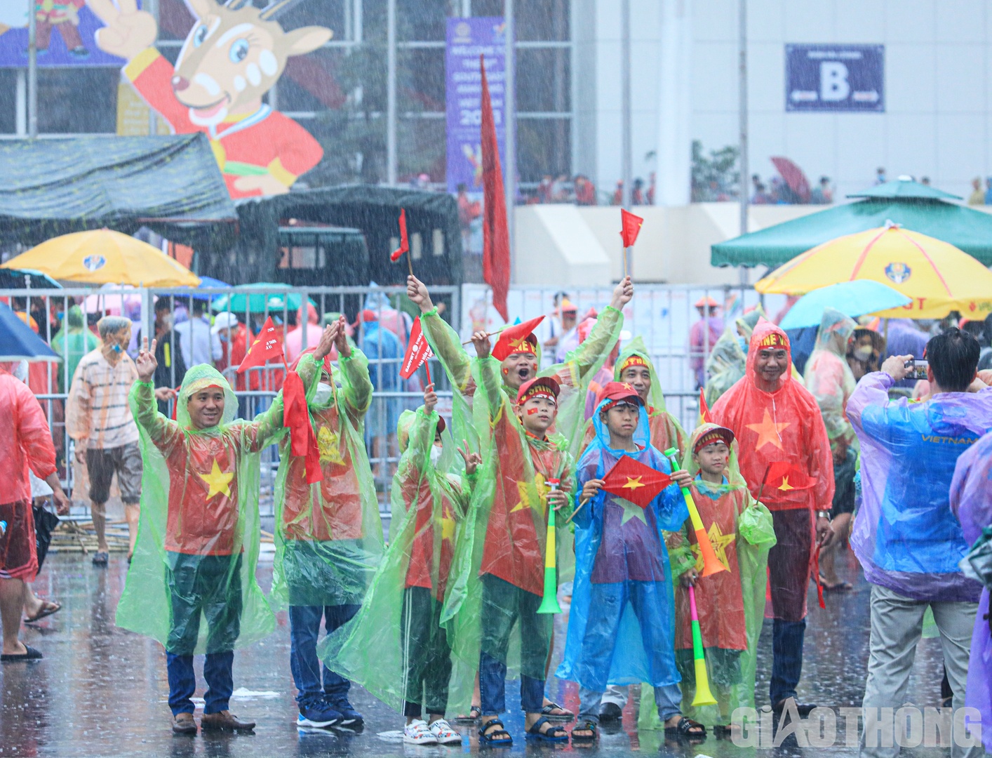 Không khí sôi động trước trận đấu.