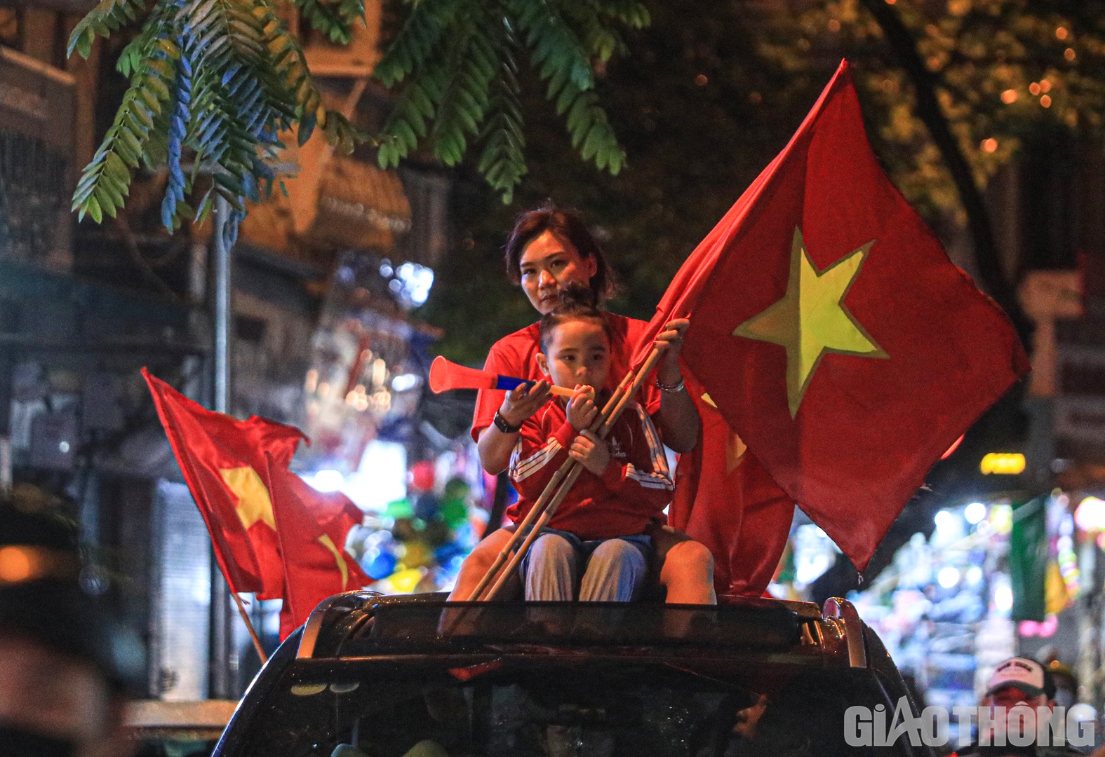 Các em nhỏ hào hứng đi "bão" cùng gia đình.