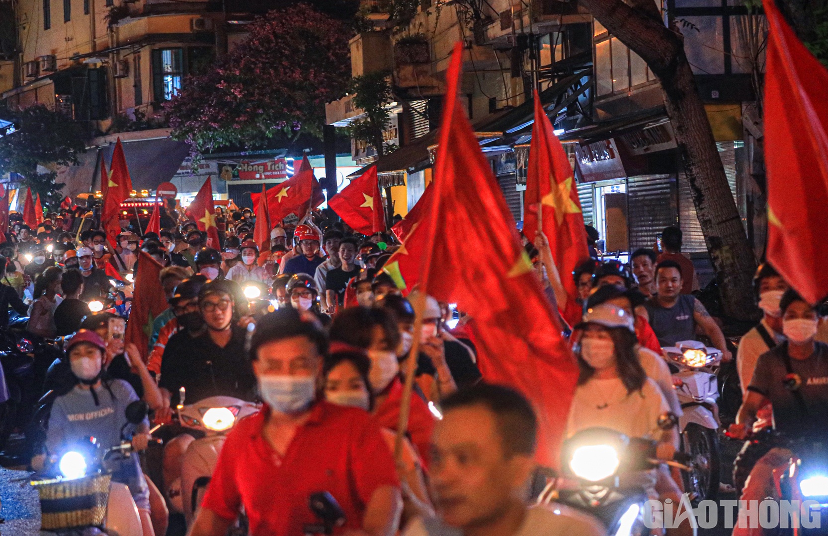 Với cờ Tổ quốc, người dân cùng diễu hành trên các tuyến phố trung tâm như Lương Văn Can, Hàng Bông...