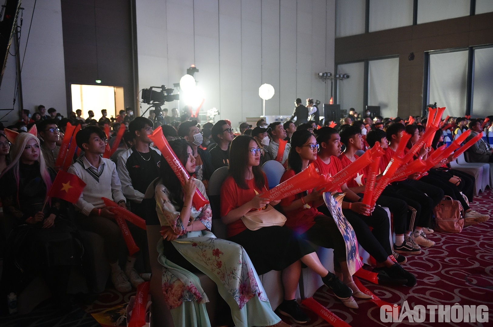 Một nội dung khác đội eSports Việt Nam tham dự trận chung kết cũng được rất nhiều khán giả quan tâm là bộ môn Liên Minh Huyền Thoại.
