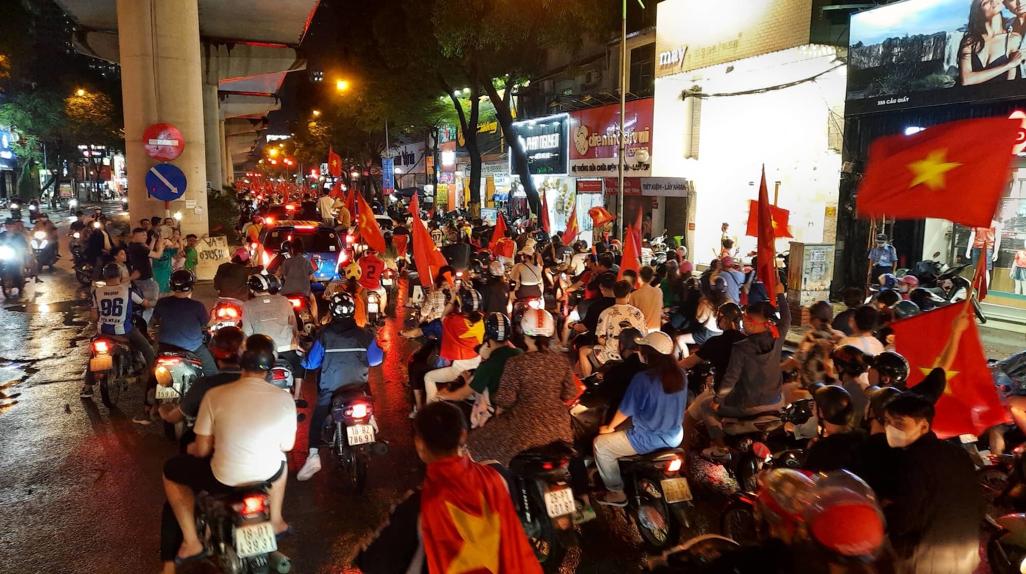 Phố Cầu Giấy (TP Hà Nội) hàng chục nghìn cổ động viên đã nêm kín đường bằng cờ đỏ sao vàng.