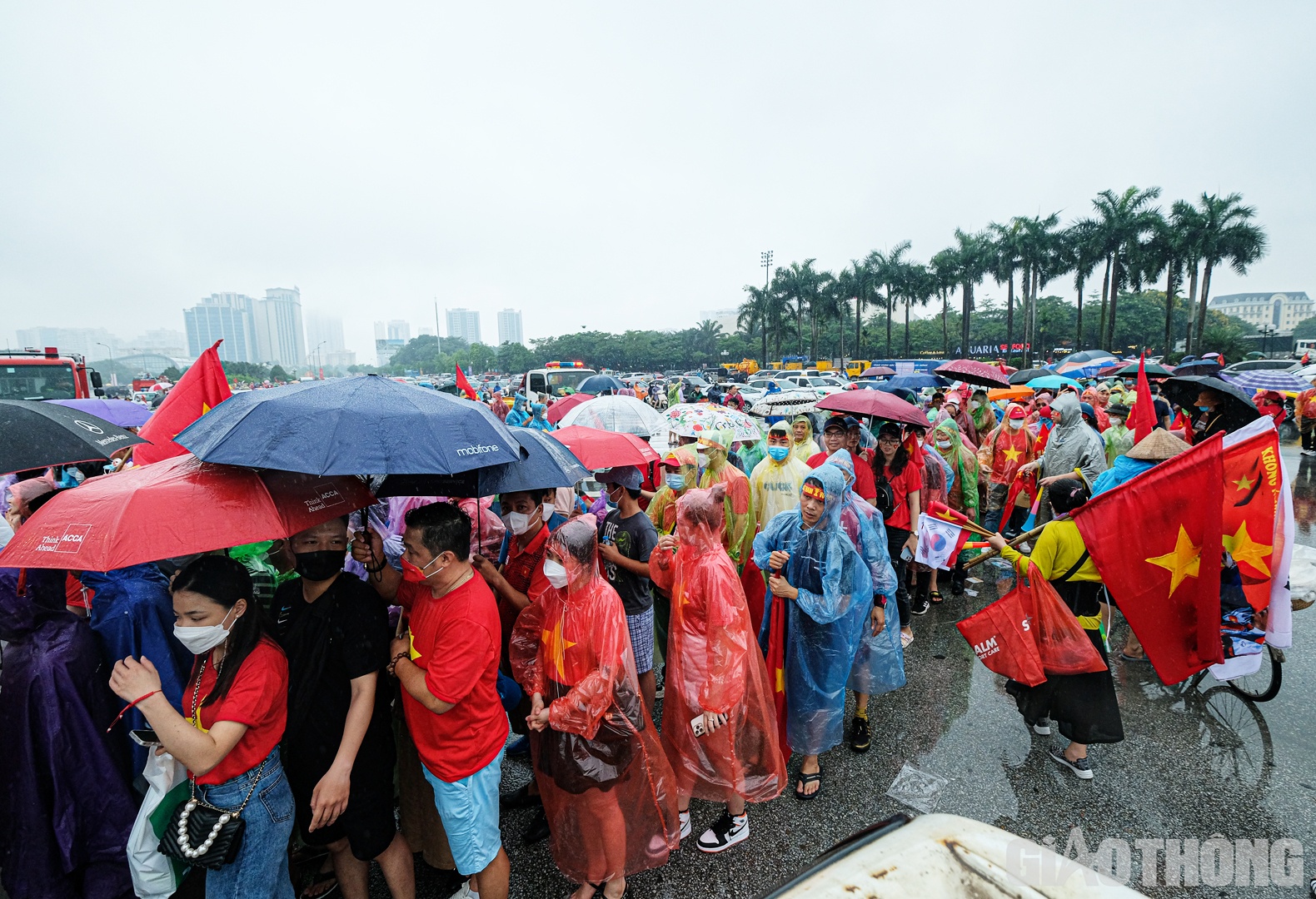 Trước sức hút từ trận chung kết môn bóng đá nam SEA Games 31, rất đông người hâm mộ đã đổ về SVĐ Quốc gia Mỹ Đình để cổ vũ cho đội tuyển U23 Việt Nam.