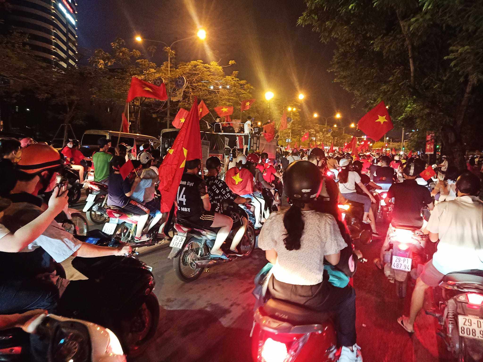 Đường Giải Phóng cũng đón chào dòng cổ động viên ra ăn mừng khi U23 Việt Nam hạ U23 Thái Lan ở SVĐ Mỹ Đình.