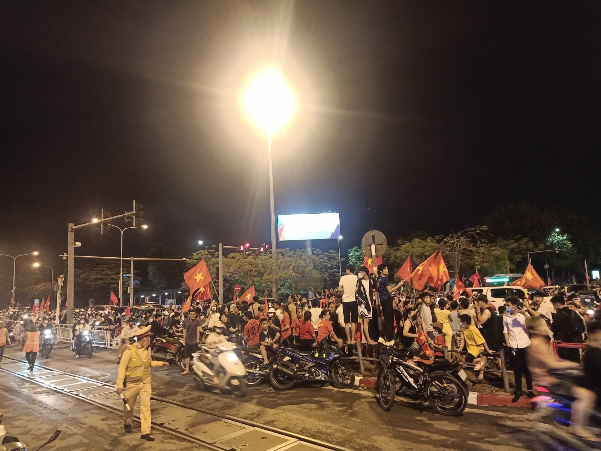 Ngã tư Giải Phóng - Lê Duẩn hàng chục nghìn cổ động viên cũng đổ ra ăn mừng chiến tích bảo vệ thành công tấm HCV Sea Game của tuyển nam Việt Nam.