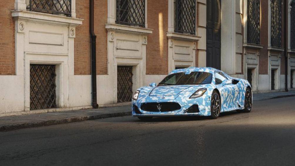 Cả biến thể mui cứng và mui trần của mẫu MC20 đều sử dụng bộ khung liền khối bằng sợi carbon