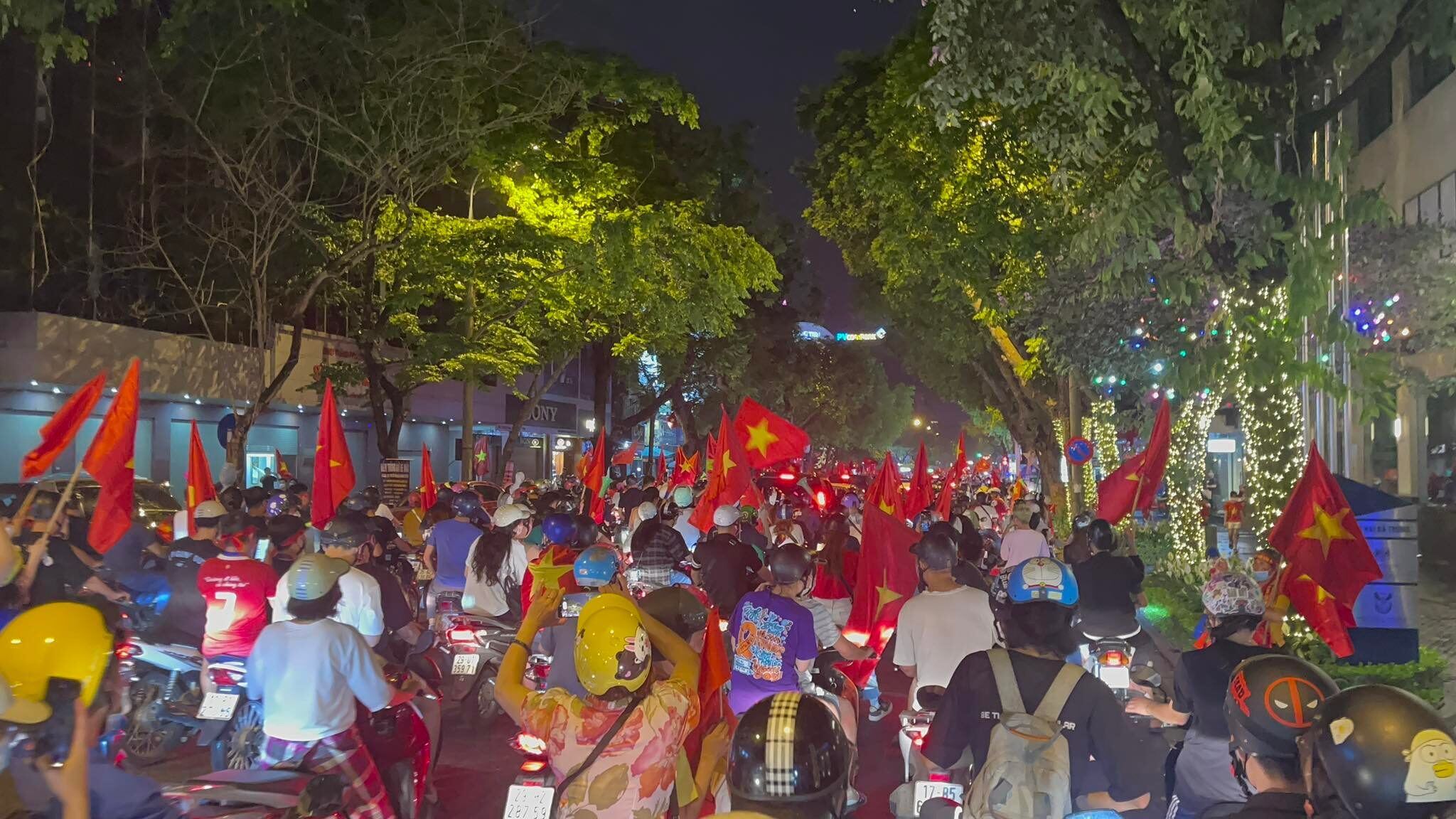 Đường Hai Bà Trưng cũng được "nhuộm đỏ" bởi cờ Tổ quốc.