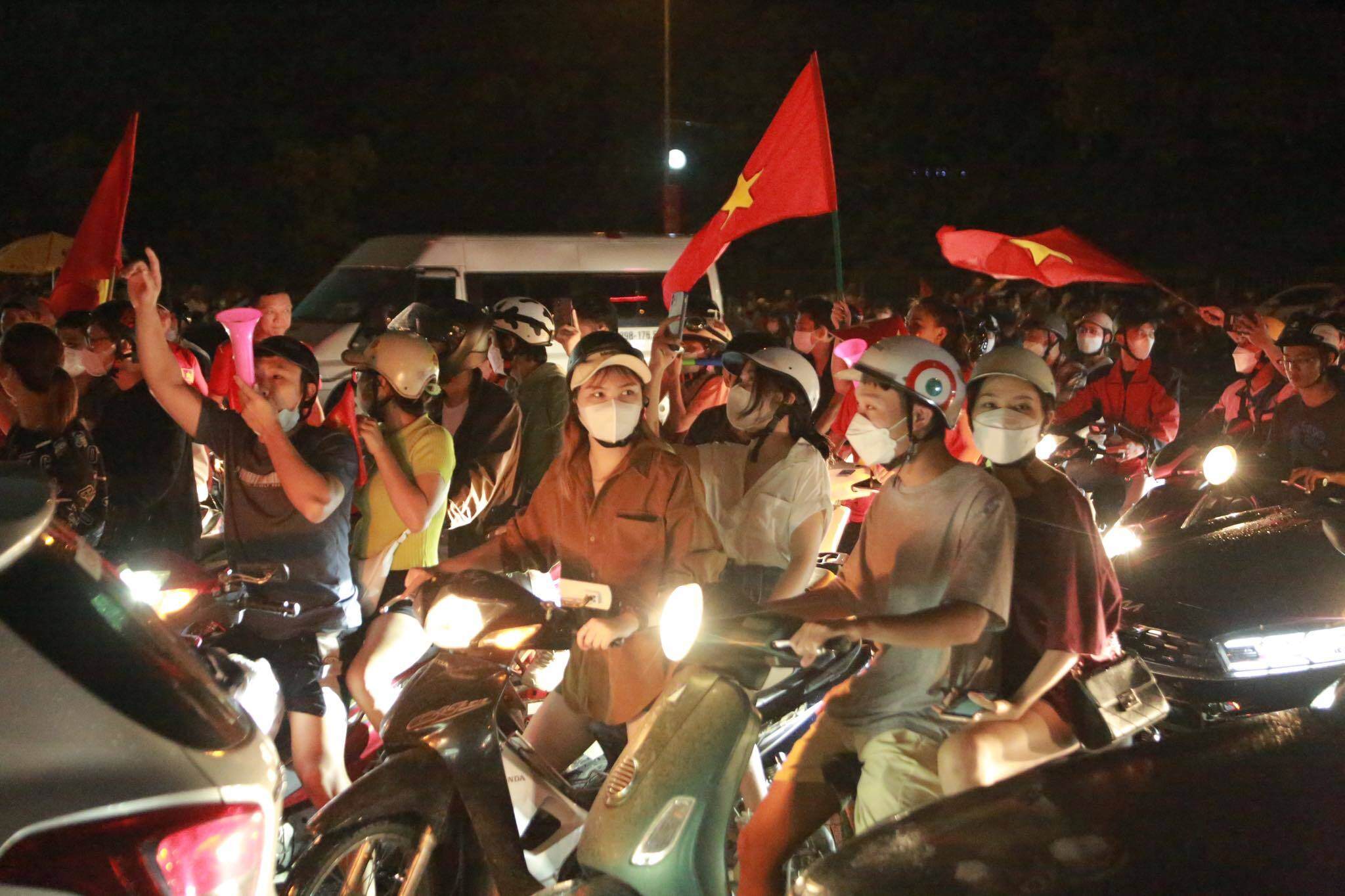Anh Nguyễn Văn Nam - cổ động viên đến từ Bắc Giang cho biết: "Tôi may mắn là người được vào sân xem trận đấu giữa U23 Việt Nam - Thái Lan và sau đó được sống trong cảm xúc chiến thắng cùng các cầu thủ. Tôi rất tự hào với chiến thắng này của các cầu thủ của chúng ta".