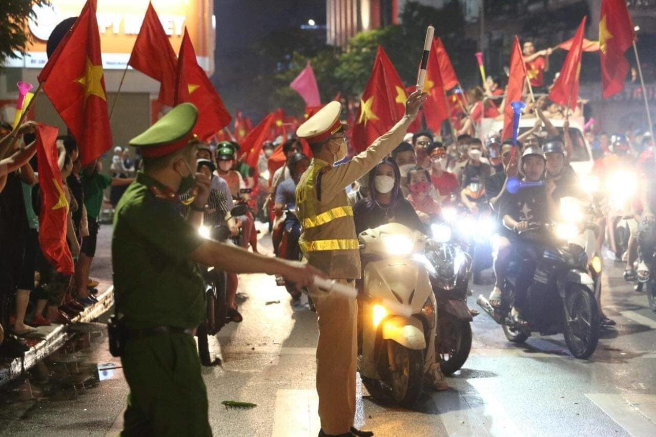 Để đảm bảo trật tự an ninh, nhiều tuyến đường ở Hà Nội xuất hiện lực lượng an ninh phân luồng và hướng dẫn cổ động viên thực hiện đúng quy định an toàn giao thông.