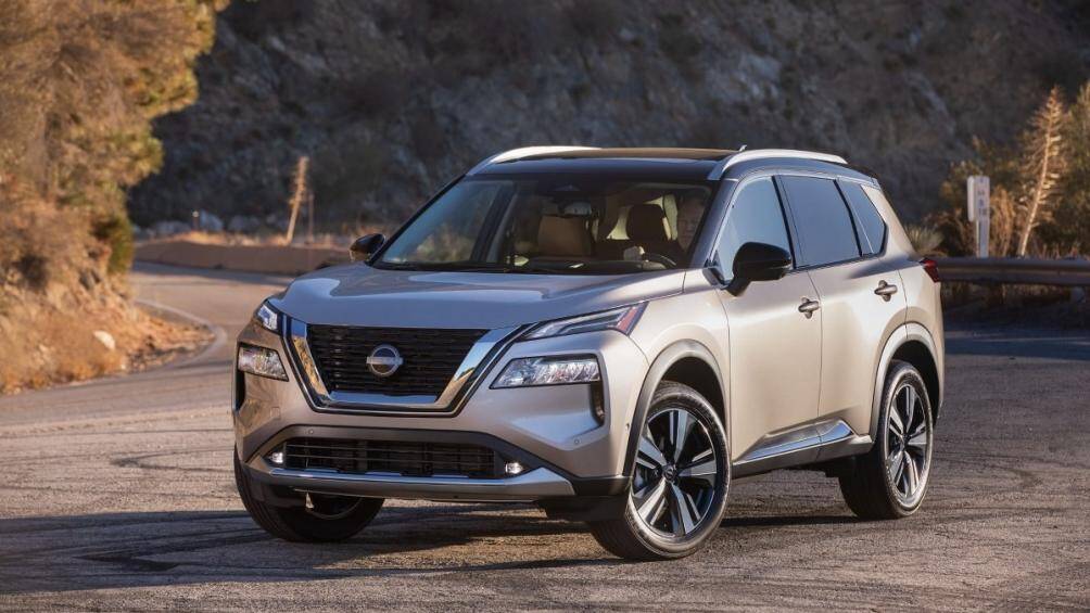 Cụm đèn pha của xe đã được hạ thấp tạo thành hốc gió phía trước, đèn định vị ban ngày vẫn đặt cao trên nắp ca-pô