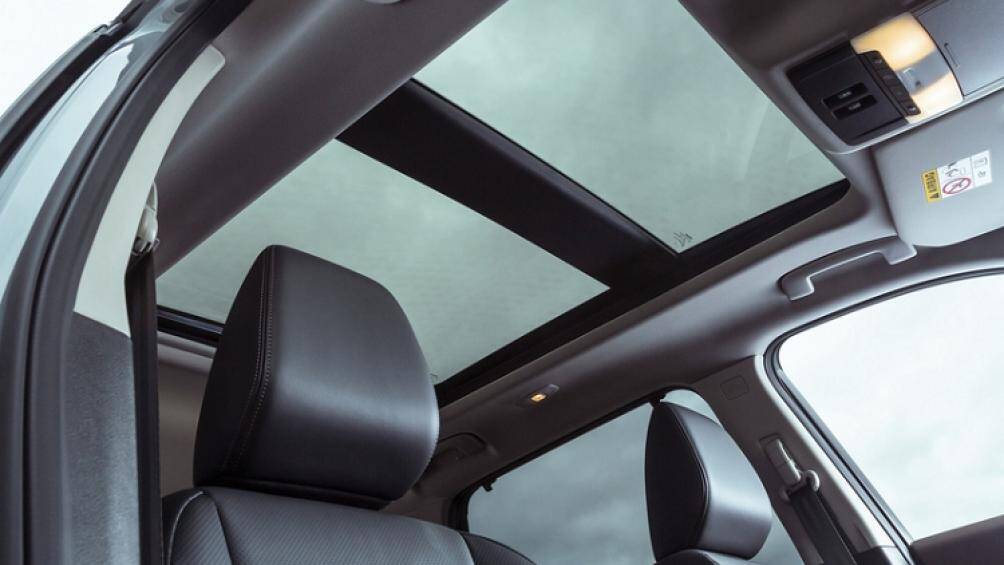 Nội thất của X-Trail 2022 khá rộng rãi với ghế ngồi bọc da cao cấp thêu quả trám, có hệ thống làm mát và sưởi ghế lái