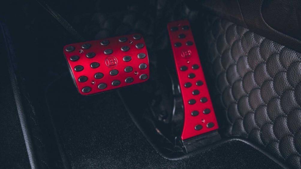 Khối động cơ này có dung tích được tăng từ 4.0 lít lên 4,4 lít. Hai bộ tăng áp nguyên bản đã được thay thế bằng bộ tăng áp của Brabus