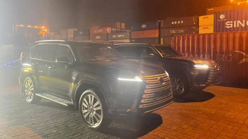 Phần đầu xe nổi bật với bộ lưới tản nhiệt gồm 7 thanh ngang to bản với khe gió nhỏ nằm ở chính giữa nhằm tăng cường khả năng làm mát động cơ