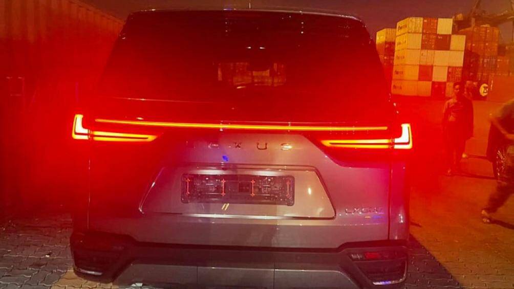 Lexus LX 600 đã không còn sử dụng bộ nhận diện thương hiệu (logo) hình chữ L nữa, thay vào đó là dòng chữ "LEXUS" đặt ngay phía dưới dải LED