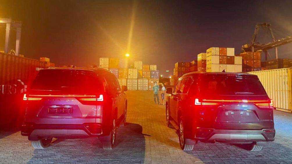 Trong khi đó, giá xe tại đơn vị nhập khẩu tư nhân lên tới 13 tỷ đồng cho phiên bản 4 chỗ Ultra Luxury hay còn gọi là VIP