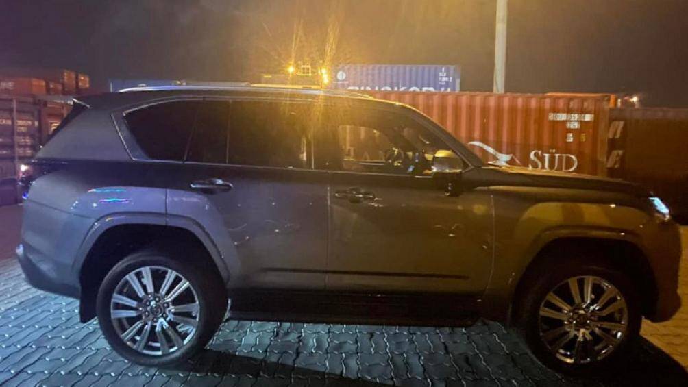 Lexus LX 600 là phiên bản hàng đầu của dòng LX, thay thế cho LX 570. LX 600 có thiết kế ngoại thất cải tiến đáng kể so với thế hệ tiền nhiệm