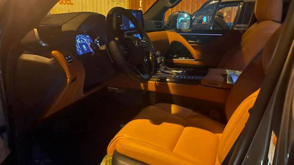 Khoang nội thất của Lexus LX 600 sử dụng nhiều chất liệu cao cấp như da, gỗ ốp và điểm nhấn kim loại để cấu thành một khoang cabin đẳng cấp