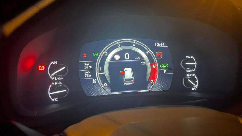 Công nghệ trên xe hiện đại hơn với hệ thống âm thanh Mark Levinson 25 loa cao cấp, cặp màn hình cỡ 7.0 inch và 12.3 inch ở khu vực bảng điều khiển trung tâm