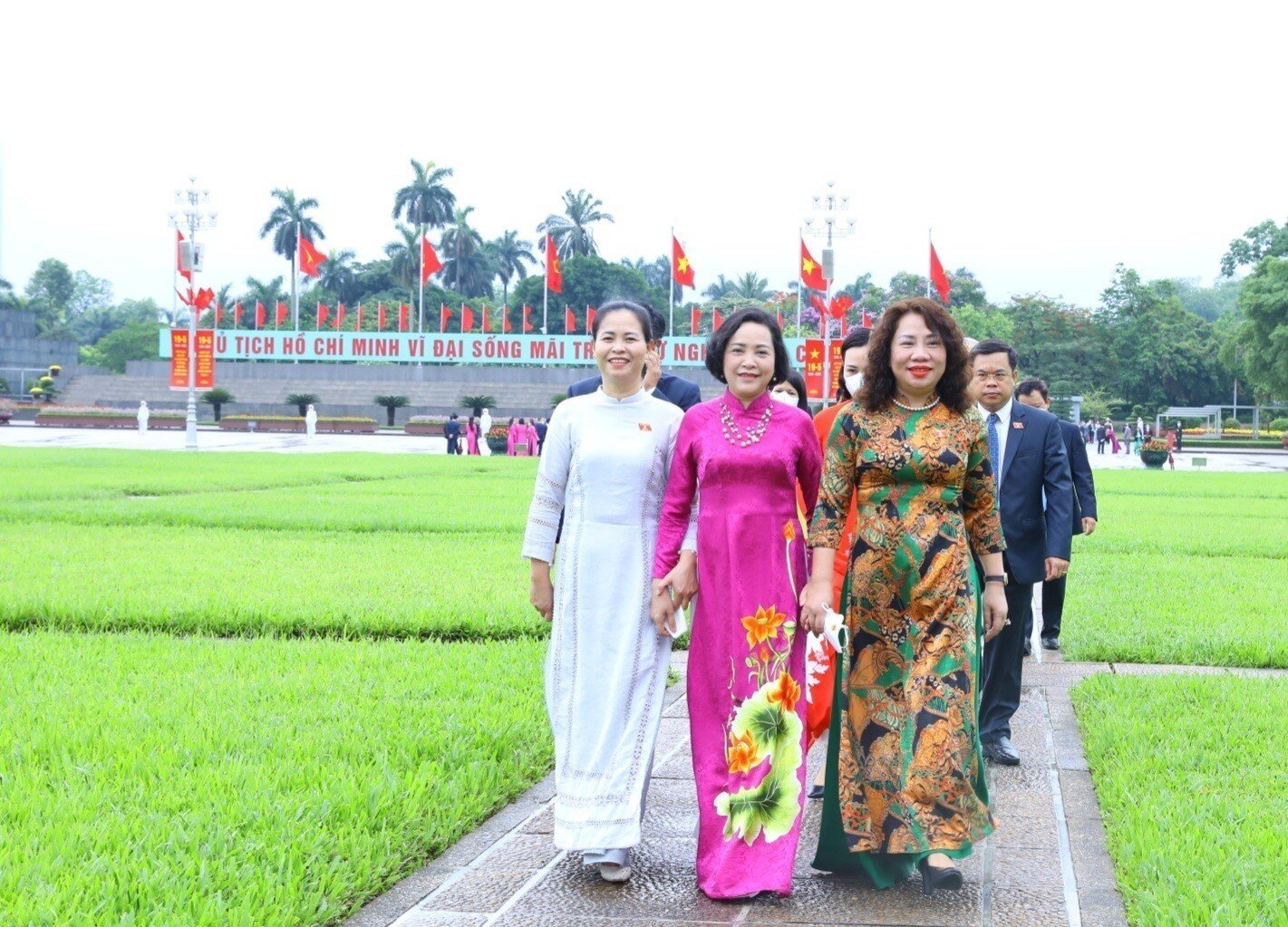 Bên cạnh đó, Quốc hội cũng dành nhiều thời gian để xem xét các vấn đề kinh tế - xã hội, ngân sách nhà nước, công tác giám sát và các vấn đề quan trọng khác.