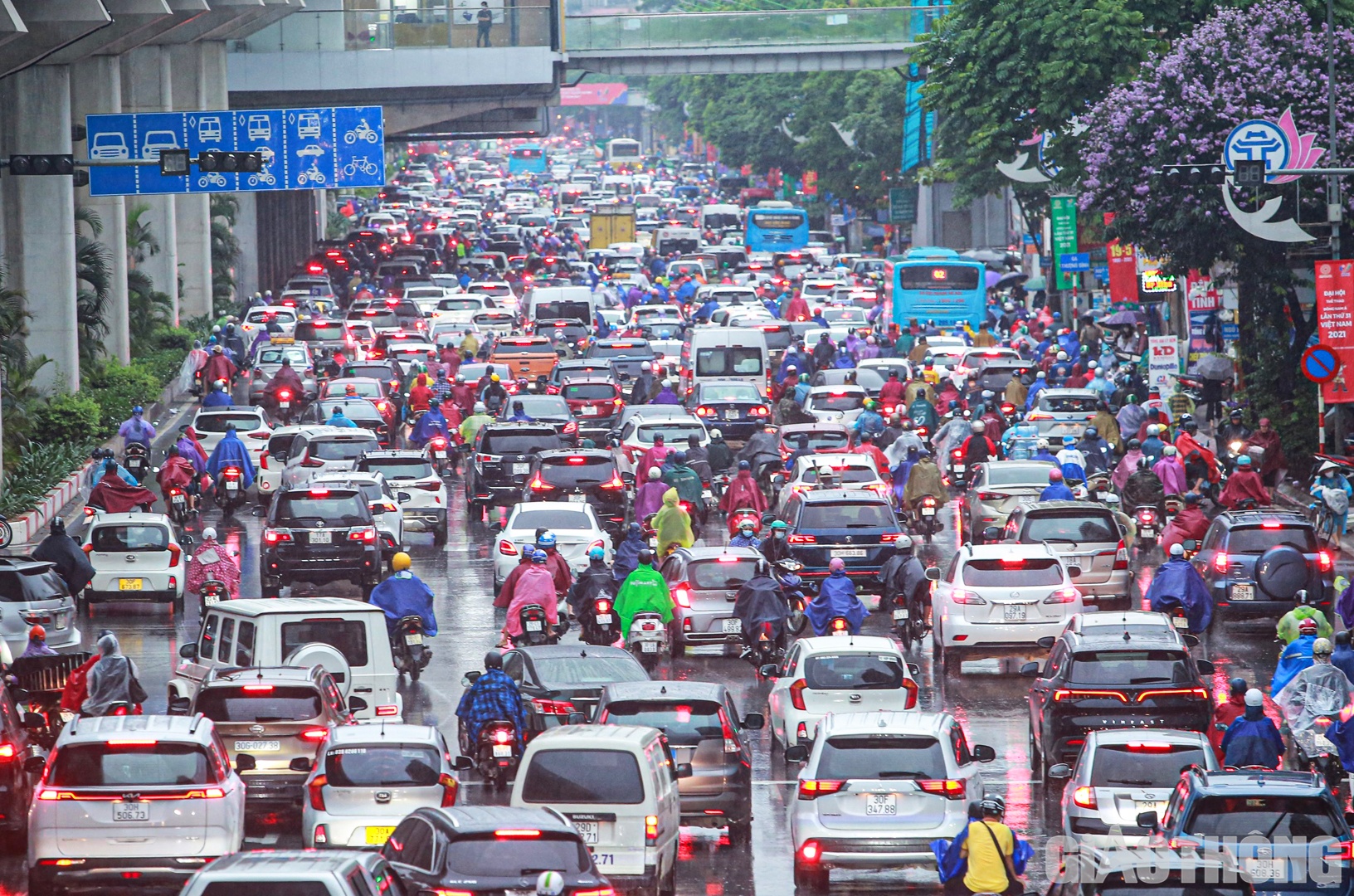 Đường Nguyễn Trãi hướng đi trung tâm thành phố ùn tắc trong giờ cao điểm sáng nay.