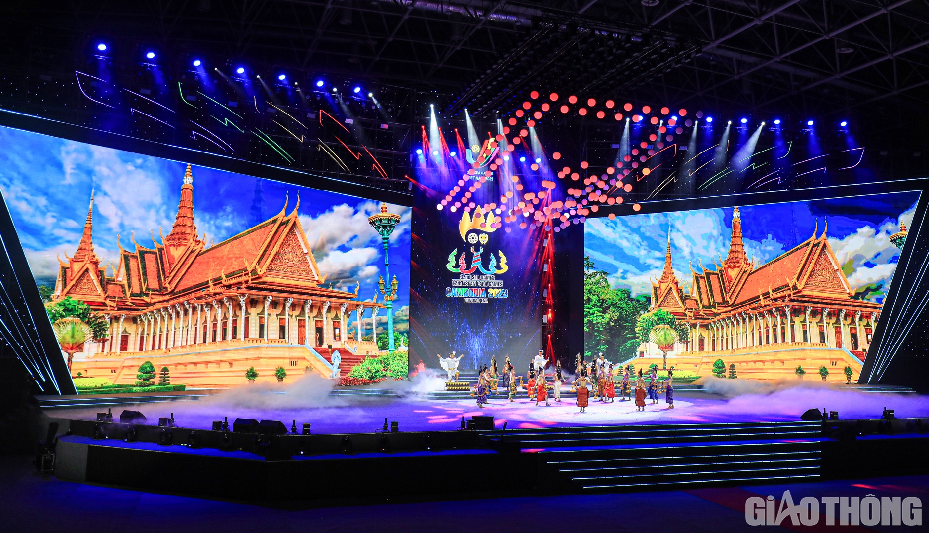 Nước chủ nhà SEA Games 32 Campuchia "ra mắt" bằng màn trình diễn nghệ thuật ấn tượng.