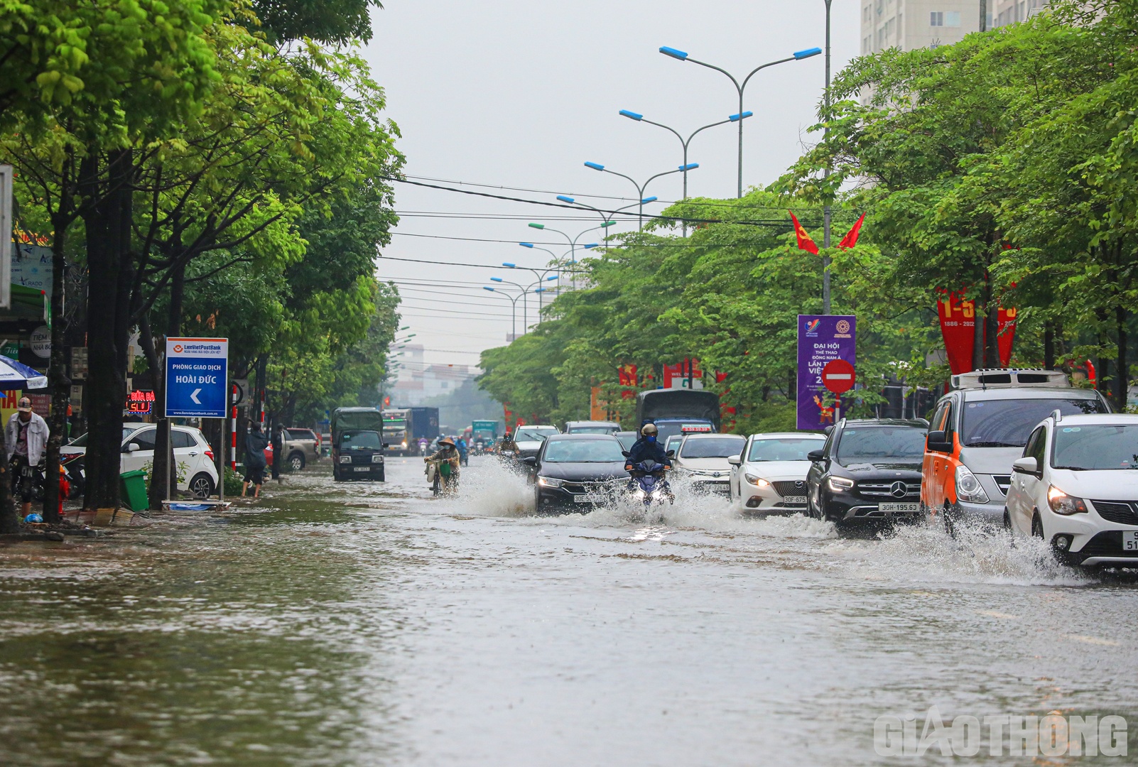 Cách đó không xa, đoạn qua TT. Trạm Trôi (huyện Hoài Đức) hóa thành sông với chiều dài gần 100m.