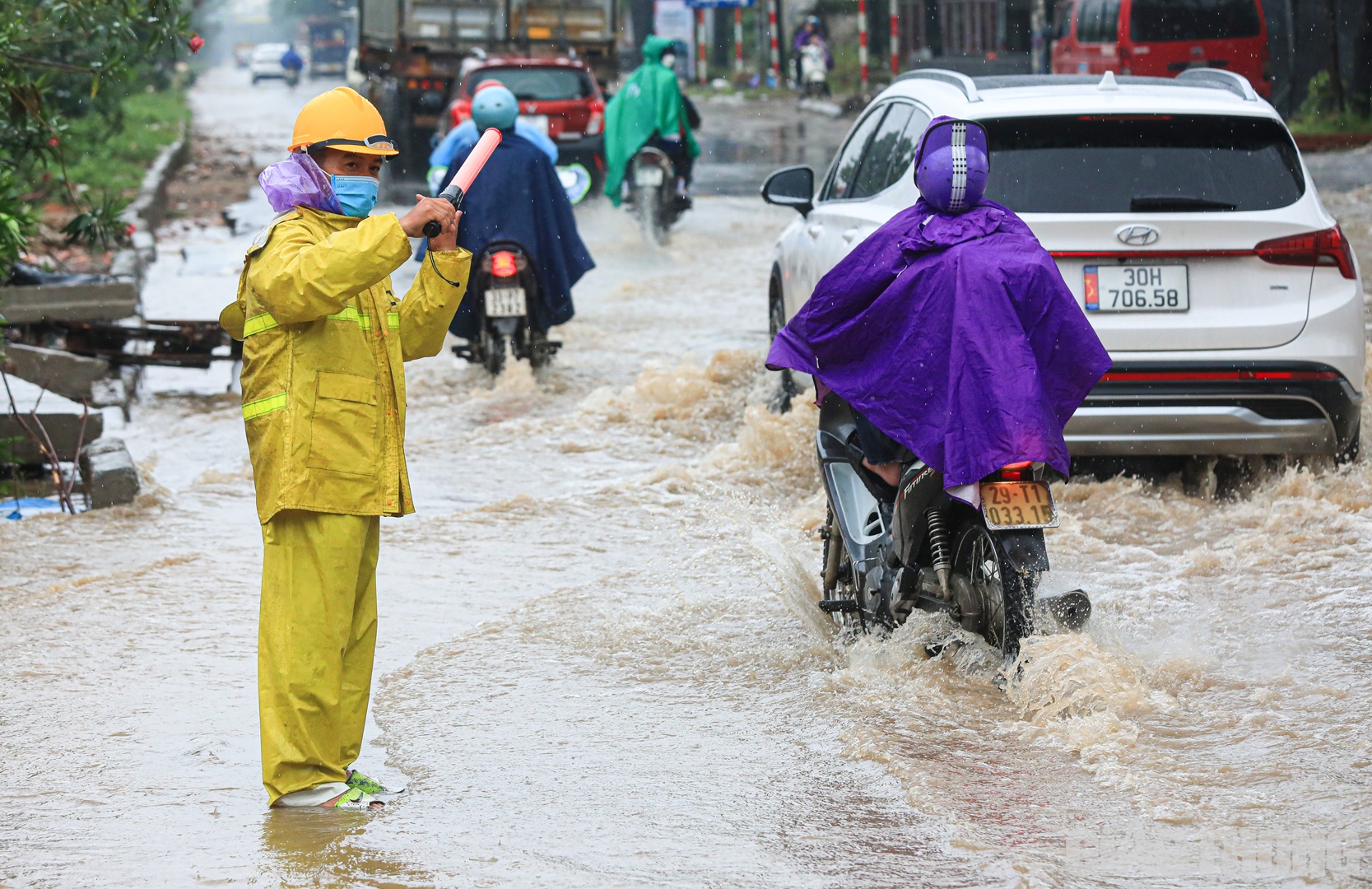 Theo Trung tâm Dự báo khí tượng thuỷ văn Quốc gia, trong những giờ tới, vùng mây dông này sẽ tiếp tục duy trì, gây mưa, mưa vừa và có lúc có dông, sẽ gây ngập úng cho nhiều tuyến phố nội thành với độ sâu phổ biến từ 10-20cm; một số tuyến phố có khả năng ngập sâu hơn với độ sâu từ 30-50cm.