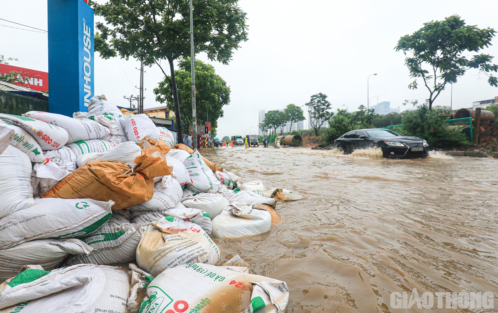 Tương tự, tại tuyến đường gom Đại lộ Thăng Long cũng xuất hiện tình trạng ngập úng cục bộ.