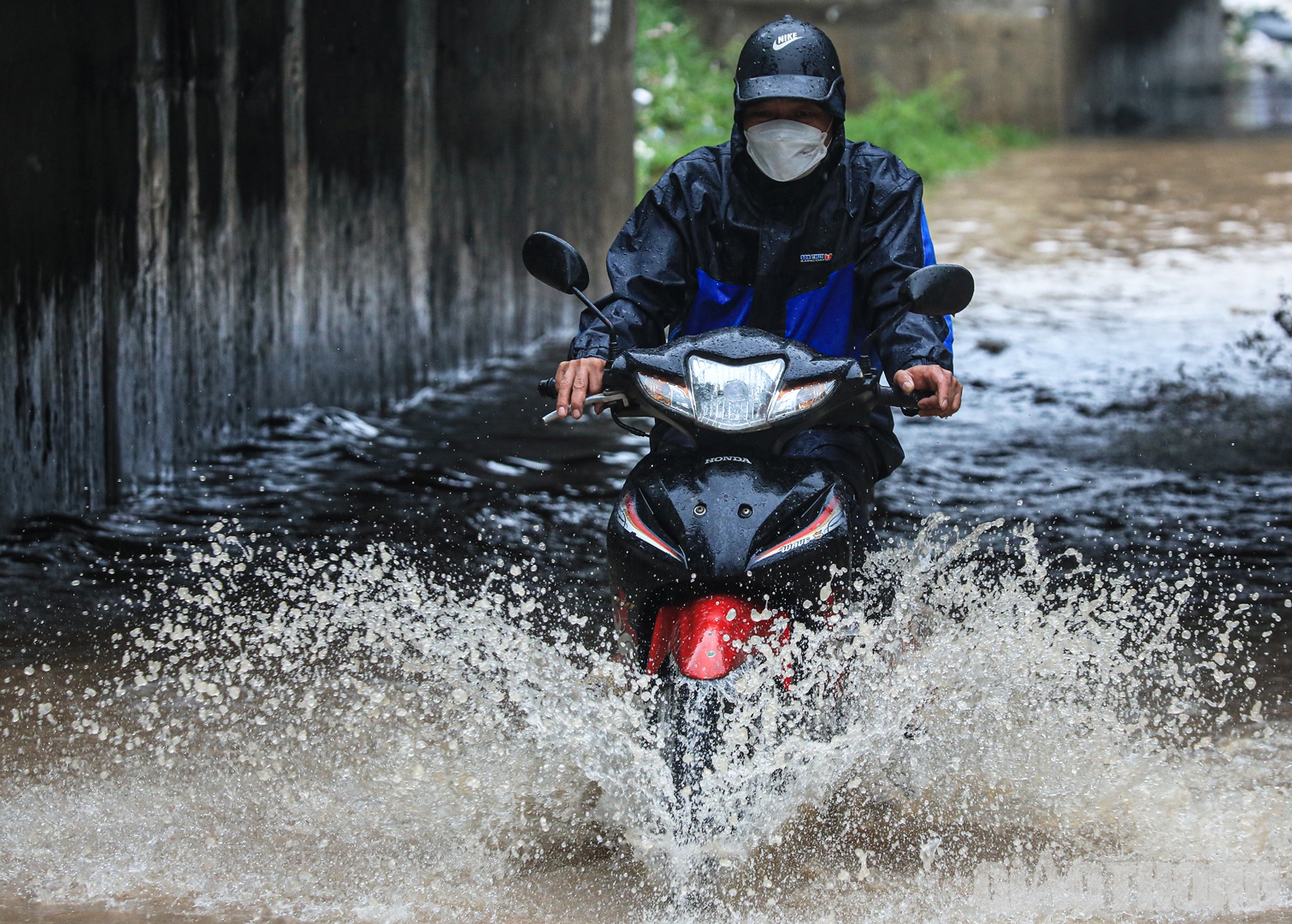 Tuy nhiên, người tham gia giao thông vẫn rất chật vật khi khi di chuyển qua đây.