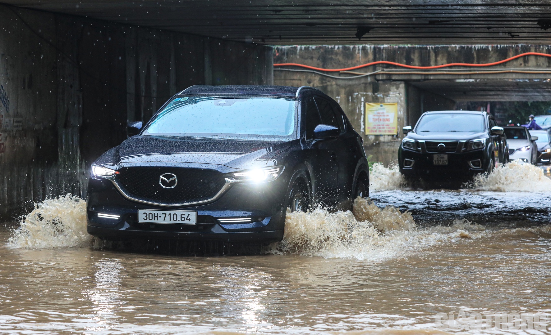 Tại khu vực hầm chui số 3, đoạn gần lối rẽ vào đường Lê Trọng Tấn nước đã rút hơn so với sáng qua.