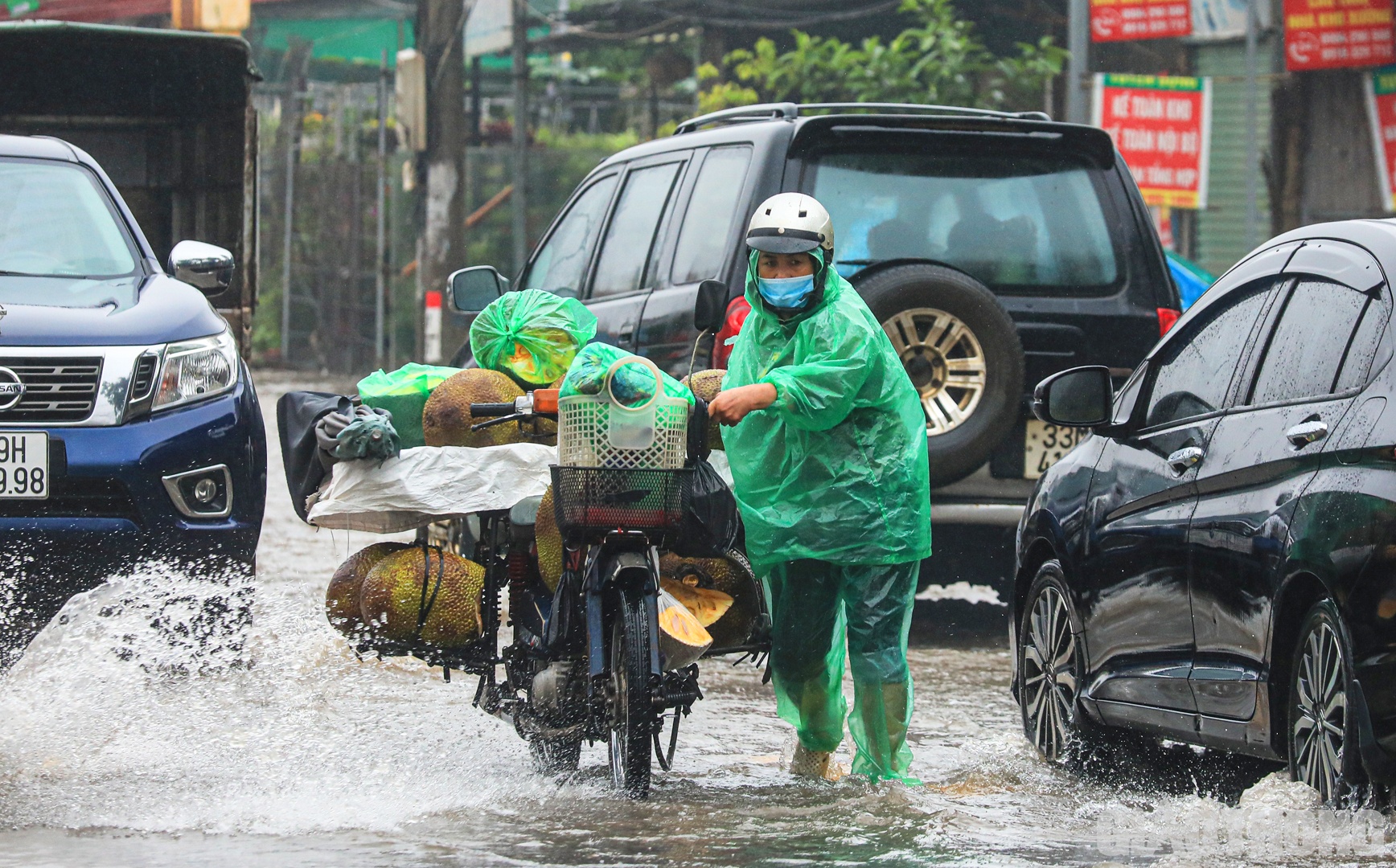 Nhiều phương tiện di chuyển qua đây bị chết máy. Người dân đành phải "bì bõm" dắt bộ.